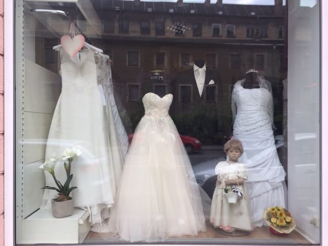 Schaufenster Brautkleider
